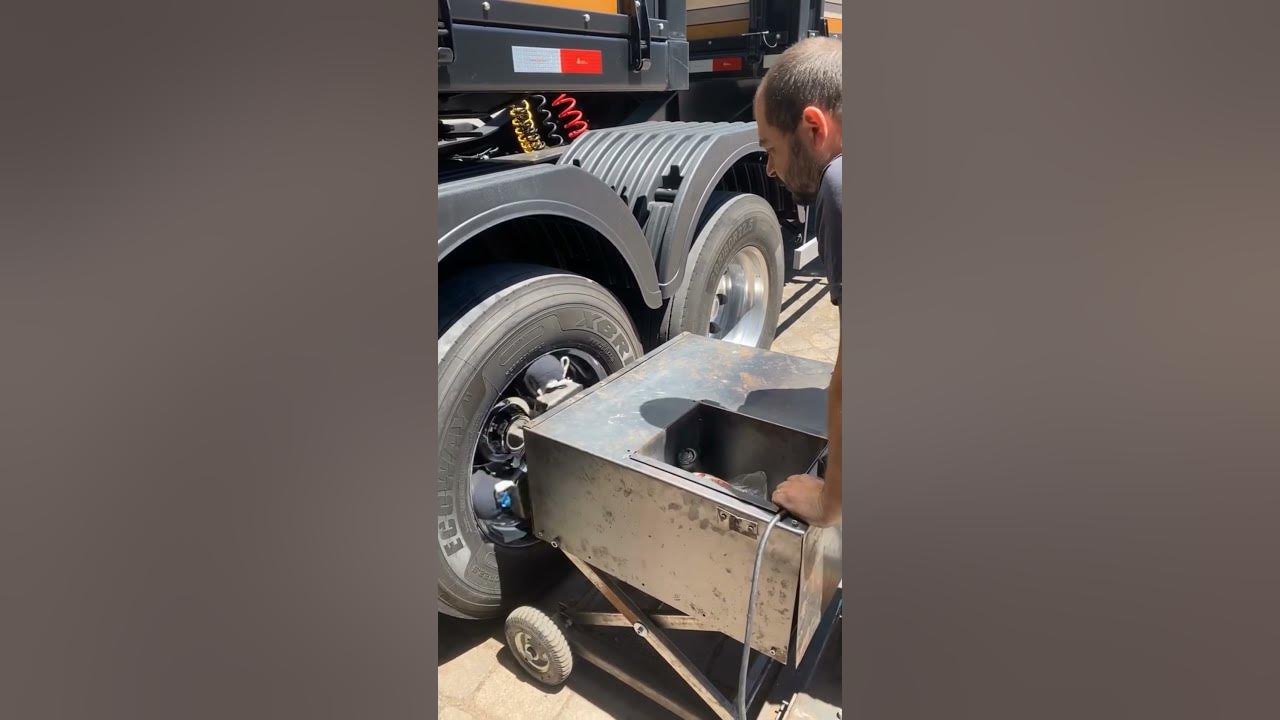 Clean chrome wheels. #truck #tractomulas - YouTube