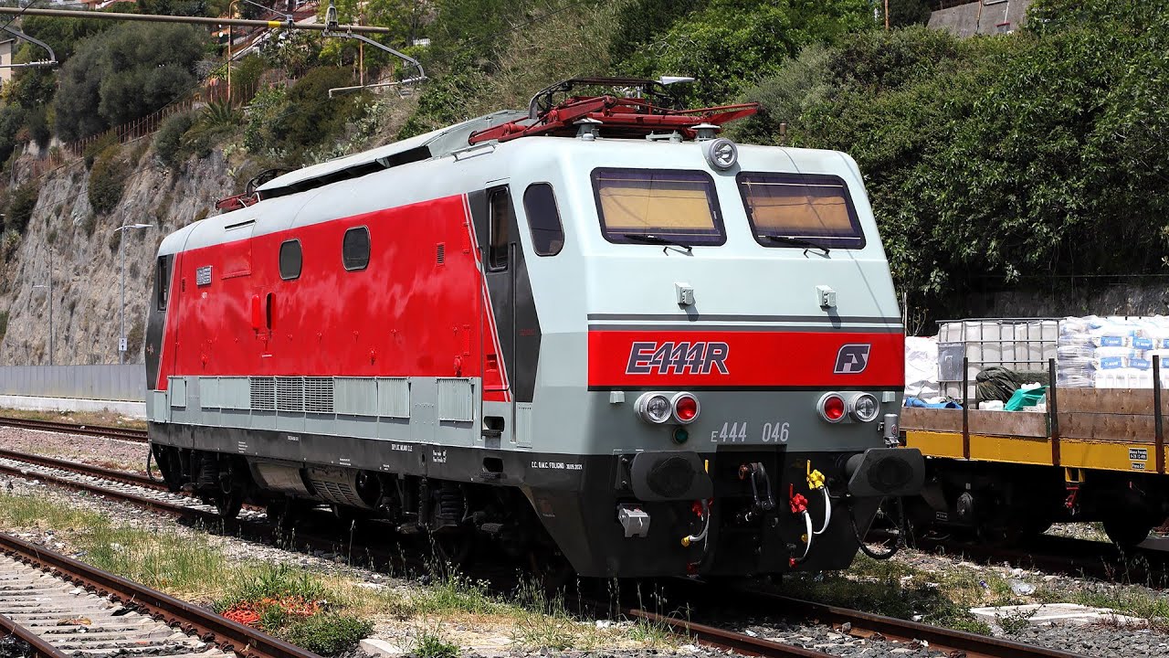 E444 046 in manovra a Ventimiglia