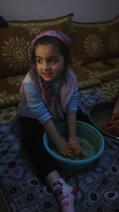 Elif Gonca çiğ köfte yapıyor