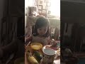 Дети едят кашу