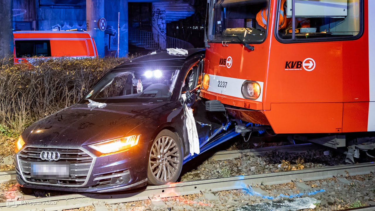 KVB-Straßenbahn erfasst PKW nach Rotlichtfahrt - Fahrer eingeklemmt | 23.11.2021