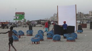 شاهد: سينما البحر على شاطئ غزة متنفس الأطفال الوحيد في القطاع
