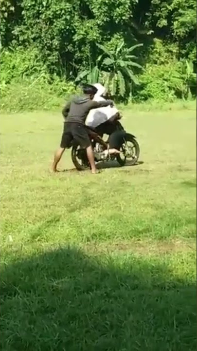 Emak - emak belajar motor😂 #shorts
