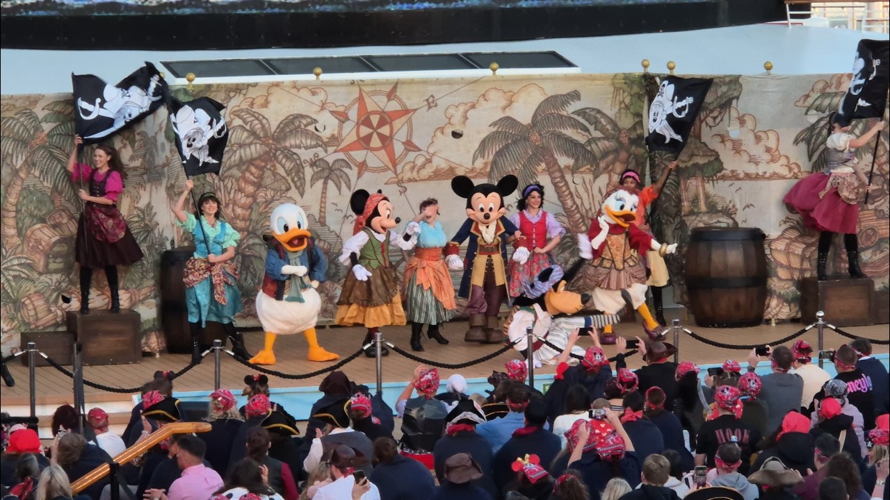 Пиратская вечеринка в полном составе - круизный лайнер Disney Fantasy