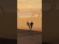 رجل يمشي وحيدا في الصحراء 