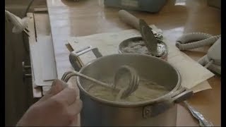 "Волков готовит обед в чайнике" из сериала "Улицы разбитых фонарей 3" "Волков готовит обед в чайнике" из сериала "Улицы разбитых фонарей 3"