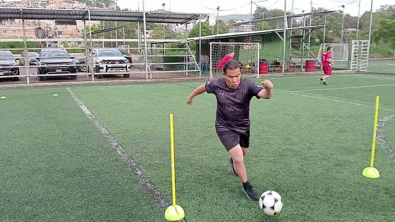 Изменение темпа, контролируемые касания и владение мячом.