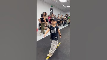 Bé trai diện outfit siêu “ngầu” đến với buổi casting Face of Việt Nam