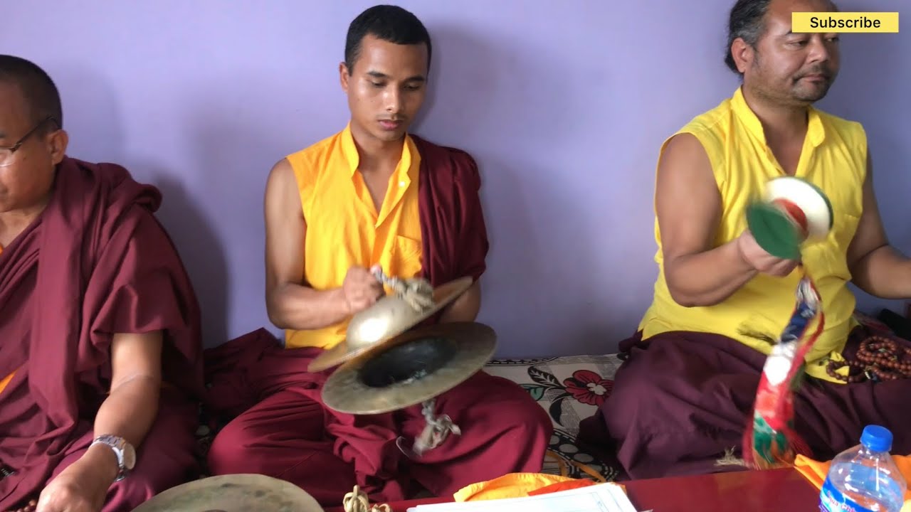 ༆ཧཱུཾ་བྷྱོ༔ མ་སྐྱེས་རྫོགས་པ་ཆོས་ཀྭི་དབྱིངས་ཉིད་ལས།lama kusang guru dara puja