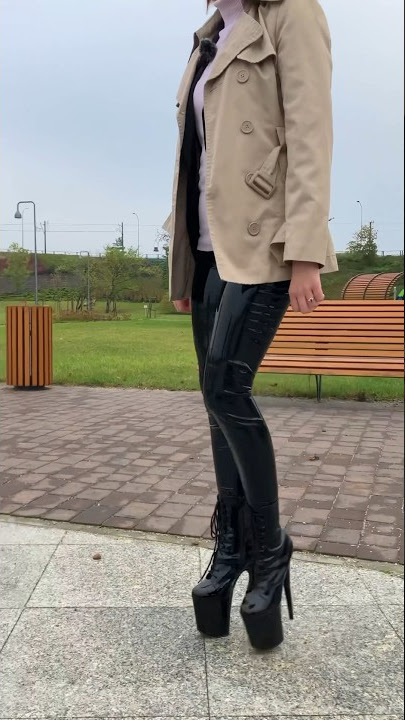 Black leggings and heels in casual style