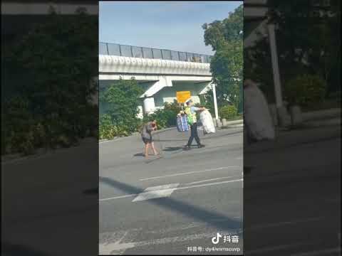 感动时刻！三水交警化身“沙师兄”替拄拐老人挑担，助其平安过马路