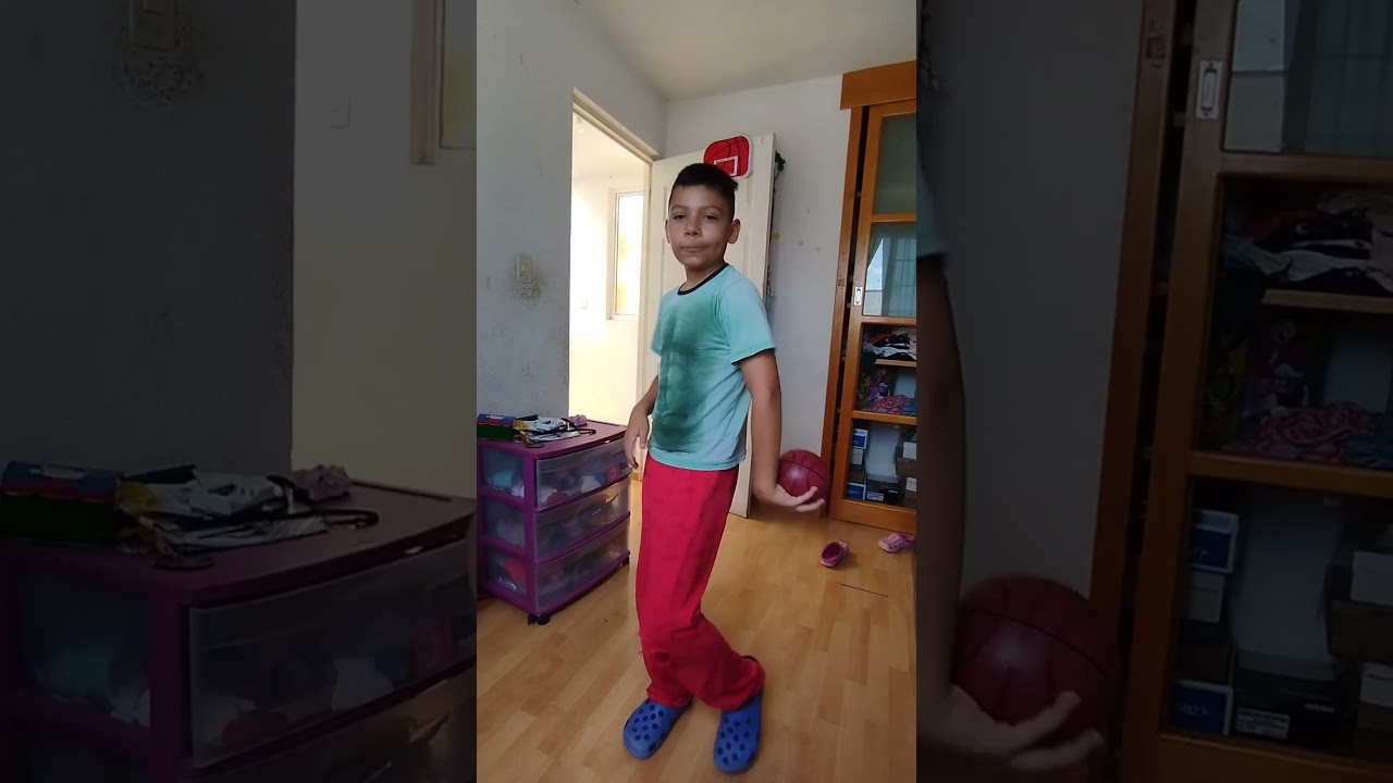 Trucos para hacer en una mini canasta de basket 😂😂