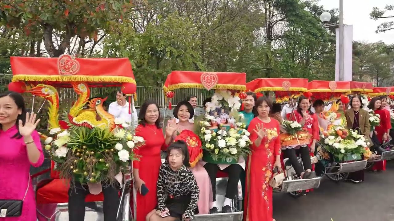 Đoàn xe Xích Lô dẫn tráp ăn hỏi trên đường phố Hà Nội