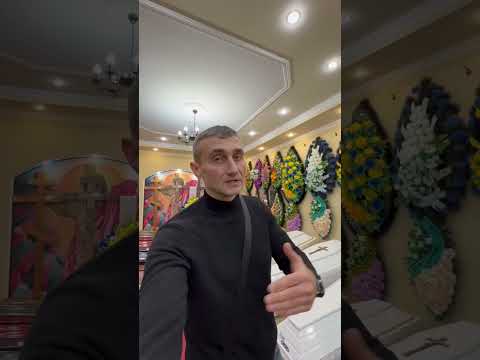 Куда убирать венки с могилы?