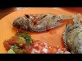 tilapia frita - mis niñas comiendo pescado frito con mucha salsa