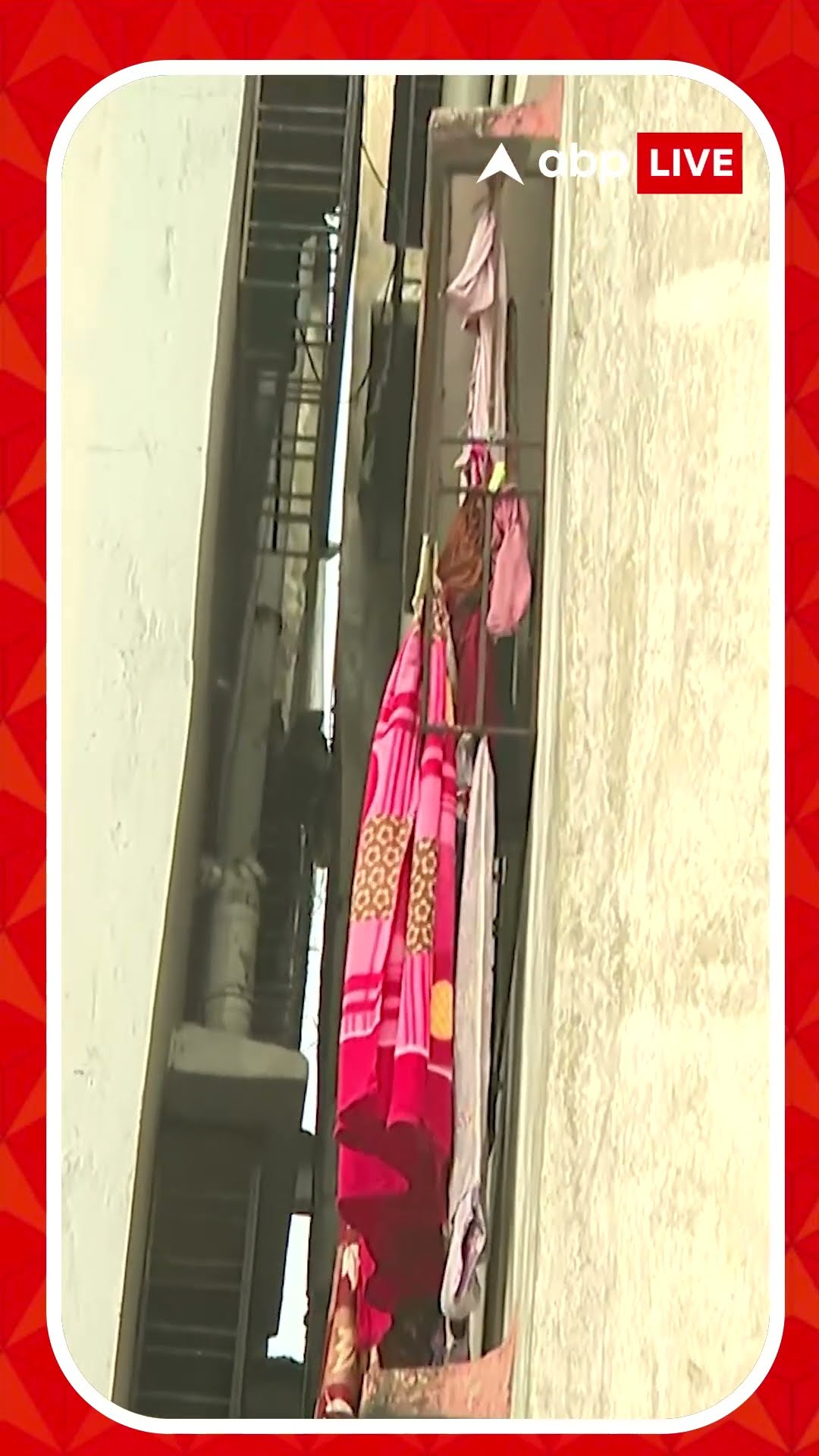 তপসিয়ায় বিপজ্জনকভাবে হেলে পড়েছে বহুতল, লোহার বিম ঝালাই করে তা ঠেকনা দিয়ে রাখতে হয়েছে !!