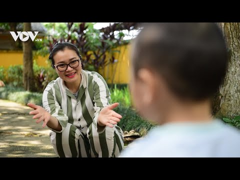 Video Những đứa trẻ tập đi trong trại giam và giọt nước mắt... - youtube
