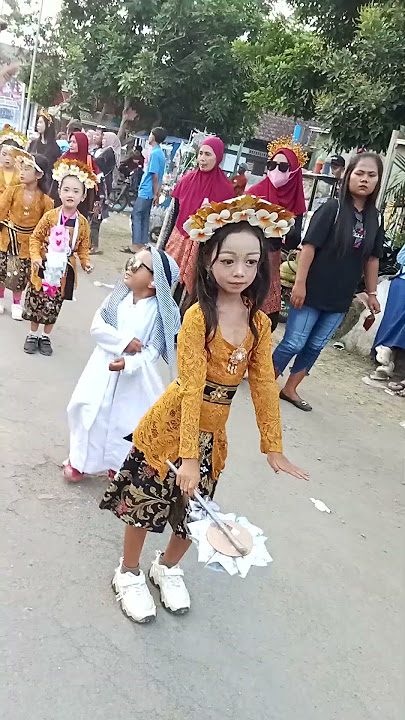 shaking a fan with money like a beautiful bocil#shorts #beranda #dance #dj #fyp #viral #djremix #...