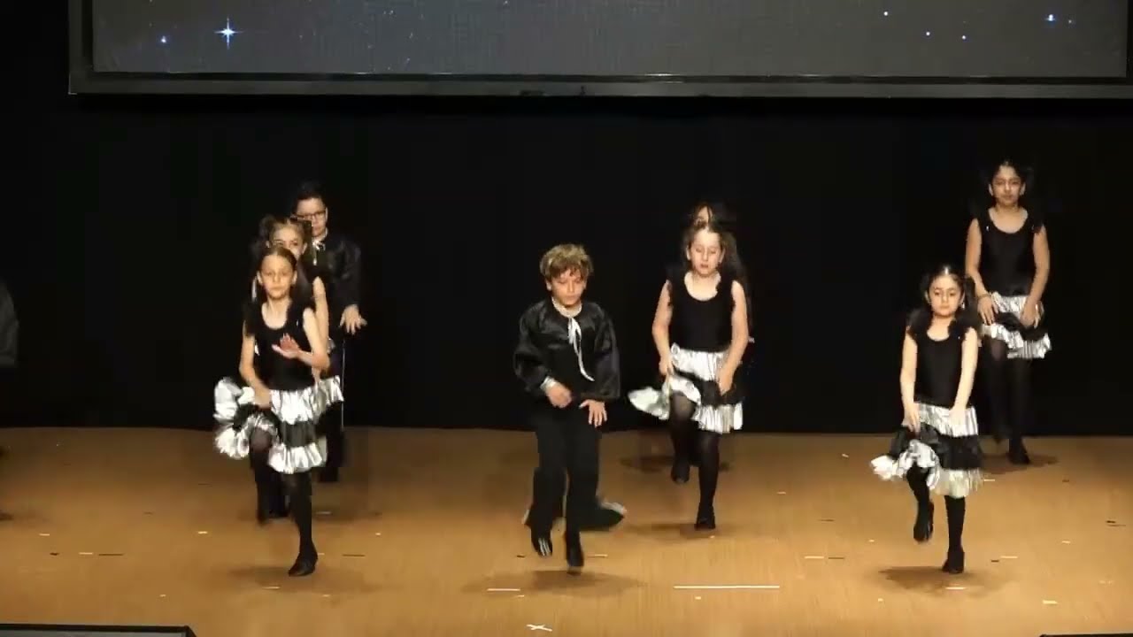 DURU KOLEJİ İLKOKULU ÖĞRENCİLERİNİN 23 NİSAN ULUSAL EGEMENLİK VE ÇOCUK BAYRAMI MODERN DANS GÖSTERİSİ