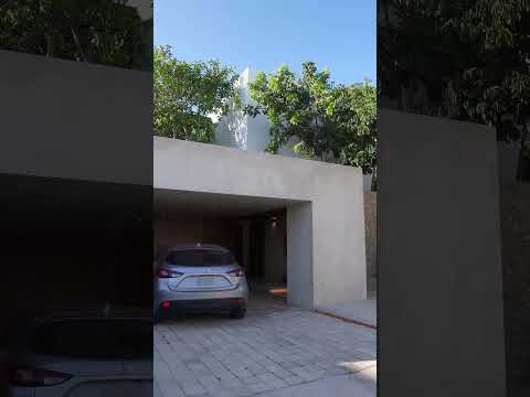 Casa con fachada ciega #ArquitecturaTropical #CasaTropical #DobleAltura #PatiosInteriores