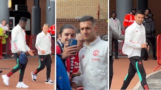 Manchester United Players Arrive at Old Trafford | Autographs and Selfies Ahead of Nottingham Forest