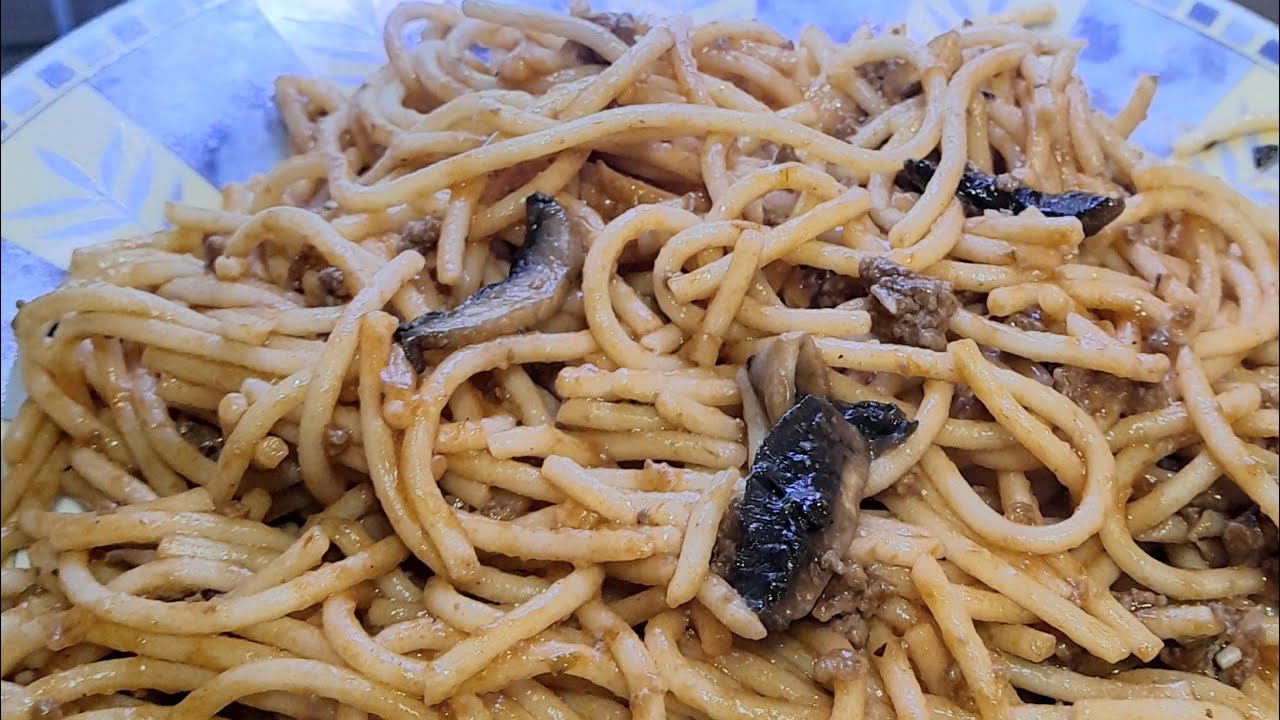Spaghetti rojo con carne molida y champiñones