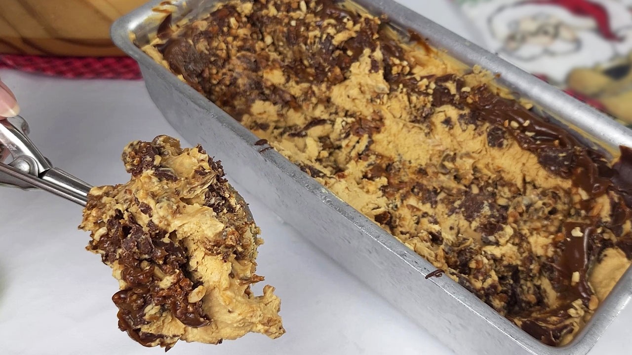 SORVETE CASEIRO DE DOCE DE LEITE com AMENDOIM e CHOCOLATE - TAMIRES MOTA