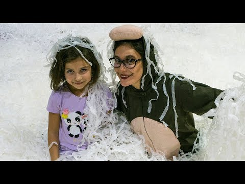 როგორ წაიყვანა ემილიამ მაიმუნი ტაფი ბატუტ ცენტრ Crazy Hall-ში ქაღალდის შოუზე