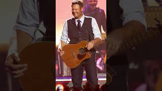 Blake Shelton Honors Two Country Music Legend at the ACM Awards With “The Gambler” Tribute Performan
