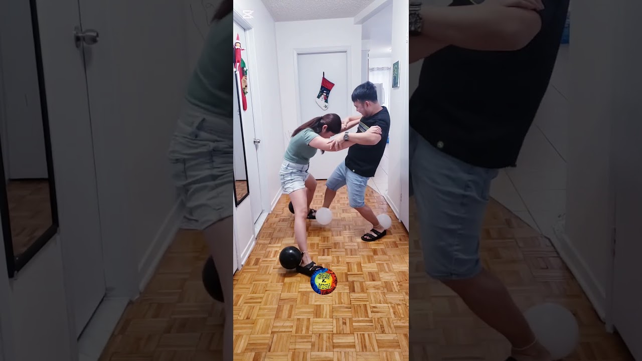 Лопайте воздушные шарики ногами. Руками не разрешается. 