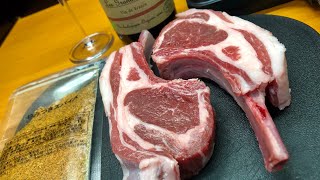 ‪サイゼリヤのスパイスで焼いたラム肉を安めワインでキメるだけの動画‬