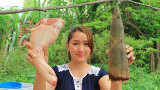 Yummy Bamboo Shoot With Pork Leg Soup - Bamboo Shoot With Pork Leg Cooking - Cooking With Sros