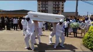 Cercueil dansant de GrandMa - Dancing coffin for Granmother - HD