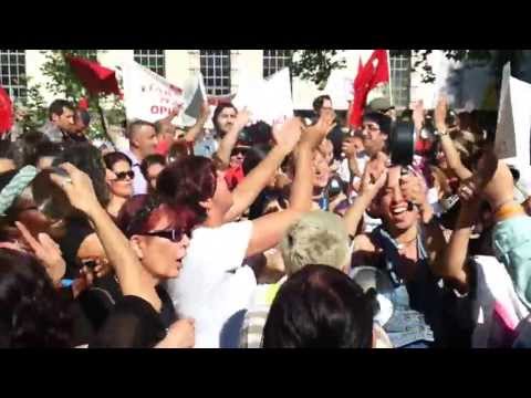Cacerolazo on London