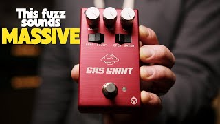 Small but MASSIVE fuzz. | Pigtronix Gas Giant Jumbo Fuzz
The Pigtronix Gas Giant Fuzz captures the singular Muff sound with some key feature upgrades - a noise gate circuit for those glitchy gated fuzz sounds, and a toggle to push or scoop the mids for added heft or cut. Its a compact, affordable fuzz with a ton of power and giant sounds!
Hear it with both single coils and humbuckers, and visit http://www.pigtronix.com for more info!
. . .
Shop the affiliate links below to help support the channel!
GEAR USED:
Fender Player II Telecaster https://tidd.ly/3YfwYjK
Fender Player II Jazz Bass https://tidd.ly/42rWuVz
Music Man StingRay https://tidd.ly/3E2i8Xb
Pigtronix Gas Giant https://tidd.ly/4204NrE
Twilight Pulse Audioworks Konstante https://www.littleboxeffects.com/product/twilight-pulse-audio-konstante-overdrive-boost
Strymon Brig https://tidd.ly/3G5YLgi
Pigtronix Cosmosis I https://tidd.ly/3R2ZBwH
Matchless Phoenix 35 https://tidd.ly/3E6Bdrb
UA Ox Box https://tidd.ly/3Yl8hT9
. . .
CHAPTERS
00:00 Intro Sketch
01:17 Overview
03:36 Controls
06:39 Tele sounds
11:04 Music Man sounds Small but MASSIVE fuzz. | Pigtronix Gas Giant Jumbo Fuzz