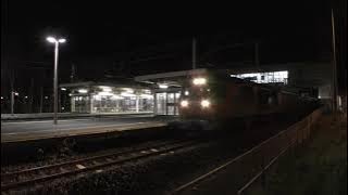 夜の南千歳駅を通過するDF200形牽引の貨物列車