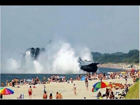【すご過ぎる】　海水浴客でにぎわうビーチに突然、超巨大なロシア揚陸艦