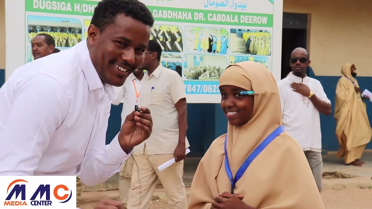 Baydhabo . Cajiib Gabadhii ugu yarayd oo 15 sano Kaga baxdey Dugsiga Sare , Ayaan Mohamuud .