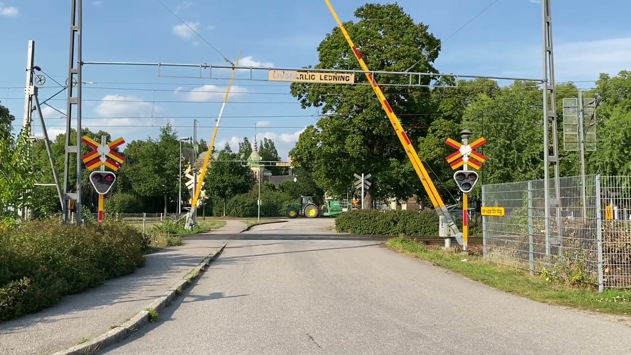 Järnvägsövergång Köpings station / Swedish railroad crossing
