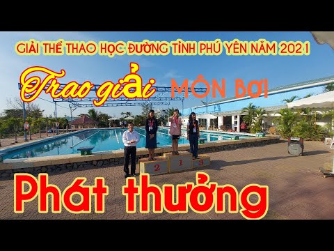 Video Trao huy chương môn bơi | Giải thể thao học đường Phú... - YouTube