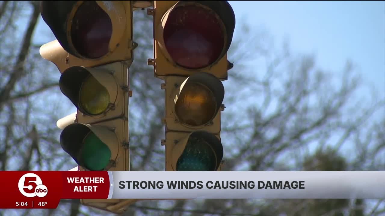 High winds causing power outages across Northest Ohio - YouTube