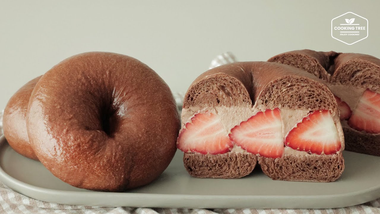 Рецепт шоколадного бублика с клубничным сэндвичем | Идеальный сладкий завтрак или перекус!