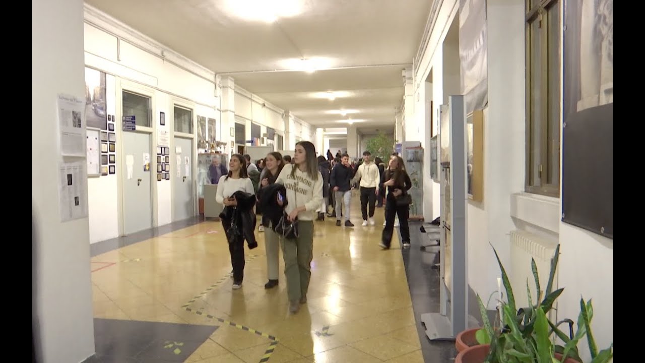 "Notte bianca Liceo Classico Quinto Orazio Flacco"; studenti tra reading di poesie, musica e