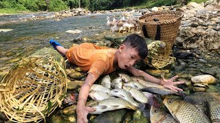 orphan boy Khai - and the old woman, Make a fish trap with bamboo, catch giant carp..❤❤