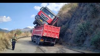China truck fail compilation【E16】Better to keep away with a overloaded truck, truck accident