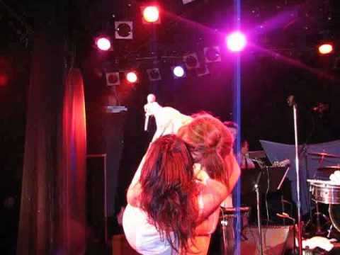 Lucy Lawless lesbian kissl-The Roxy, Jan 31, 2009
