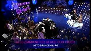 Rasmus Bjerg Synger Susanne Birgitte Og Hanne Alle Sømænd Er Glade For Piger I Hit Med Sangen