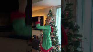 🎁🎄♥️ #ChristmasVibes https://distrokid.com/hyperfollow/havannawinter1/daddys-kissing-santa-claus