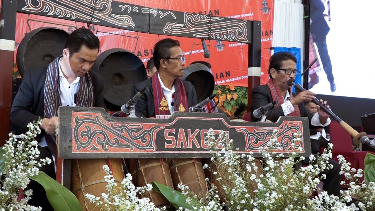 Prosesi Manjalo Tua ni Gondang dalam Acara Bona Taon Batak Toba