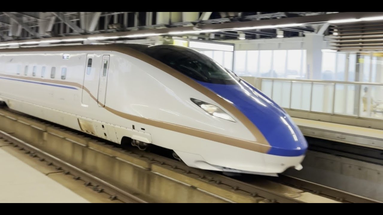 Two shinkansen arrive within two minutes!